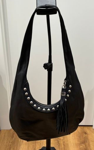 Bolso de Piel marca Acosta. Negro con Tachuelas