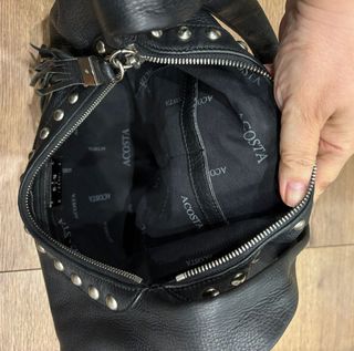 Bolso de Piel marca Acosta. Negro con Tachuelas