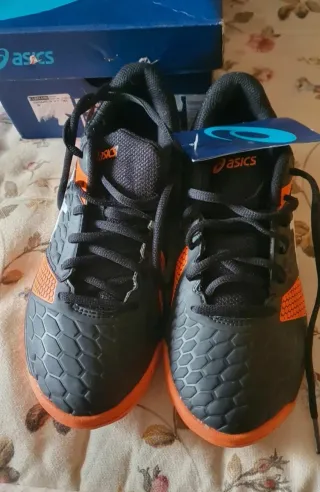 Zapatillas Asics Negras y Naranjas, unisex.
