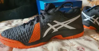 Zapatillas Asics Negras y Naranjas, unisex.