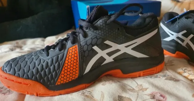 Zapatillas Asics Negras y Naranjas, unisex.