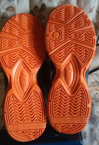 Zapatillas Asics Negras y Naranjas, unisex.