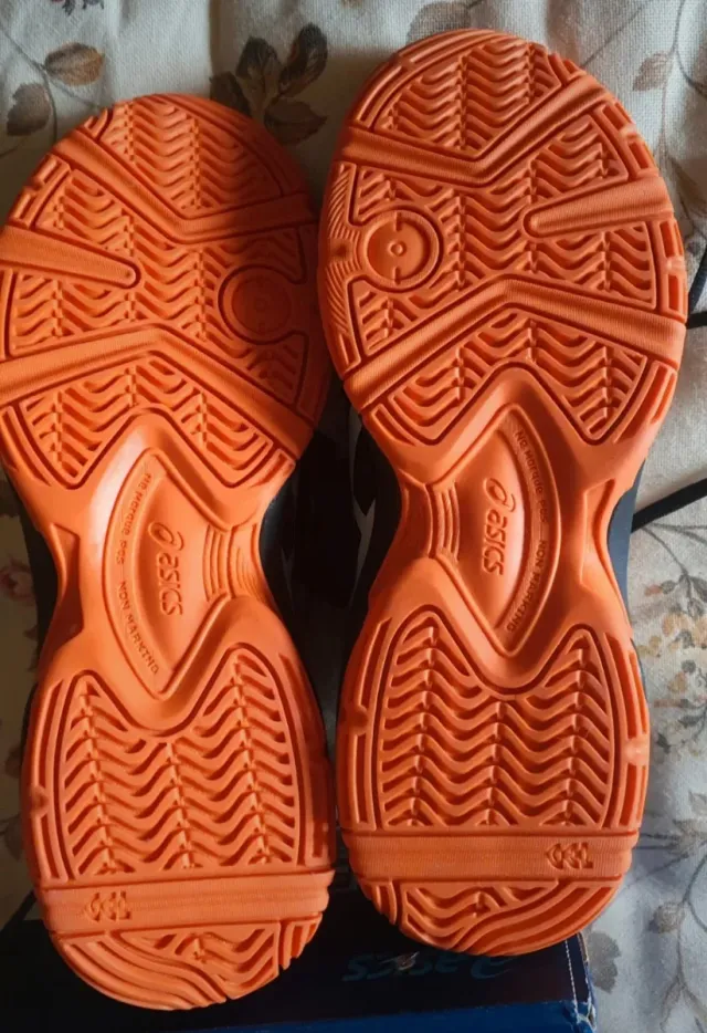 Zapatillas Asics Negras y Naranjas, unisex.