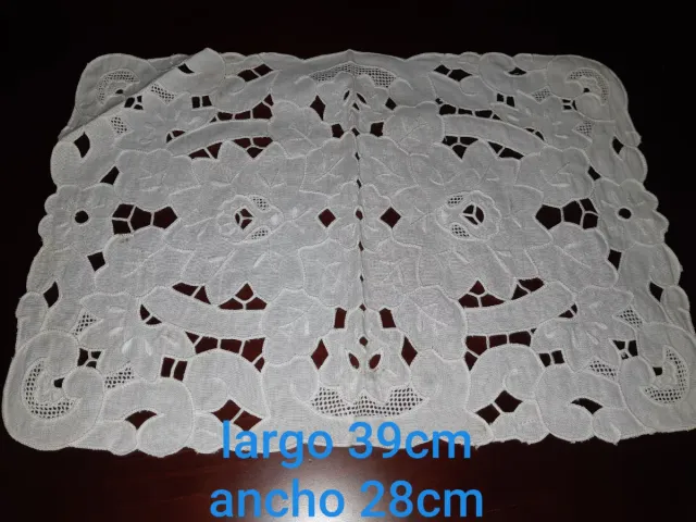 Tappeto di tela bianco con design floreale