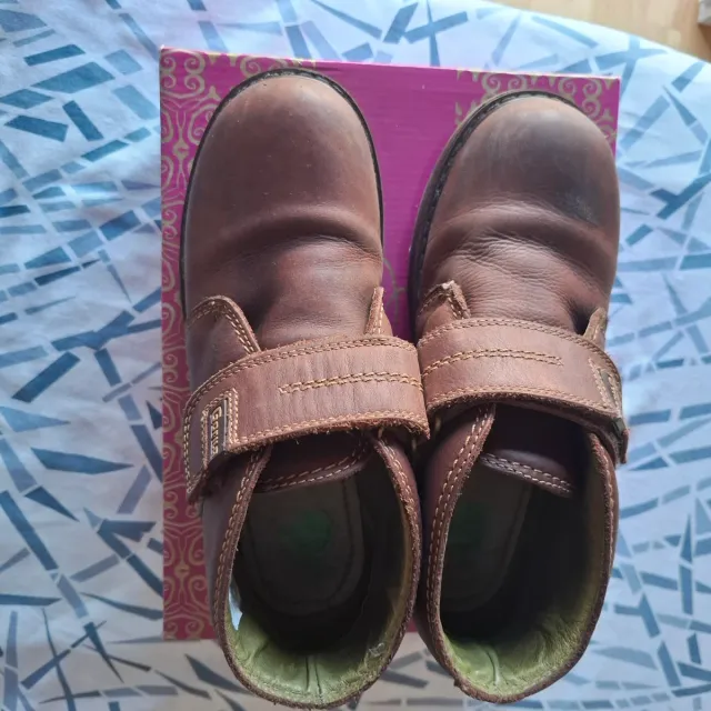 Botas de cuero marrones para niños.
Muy calentitas