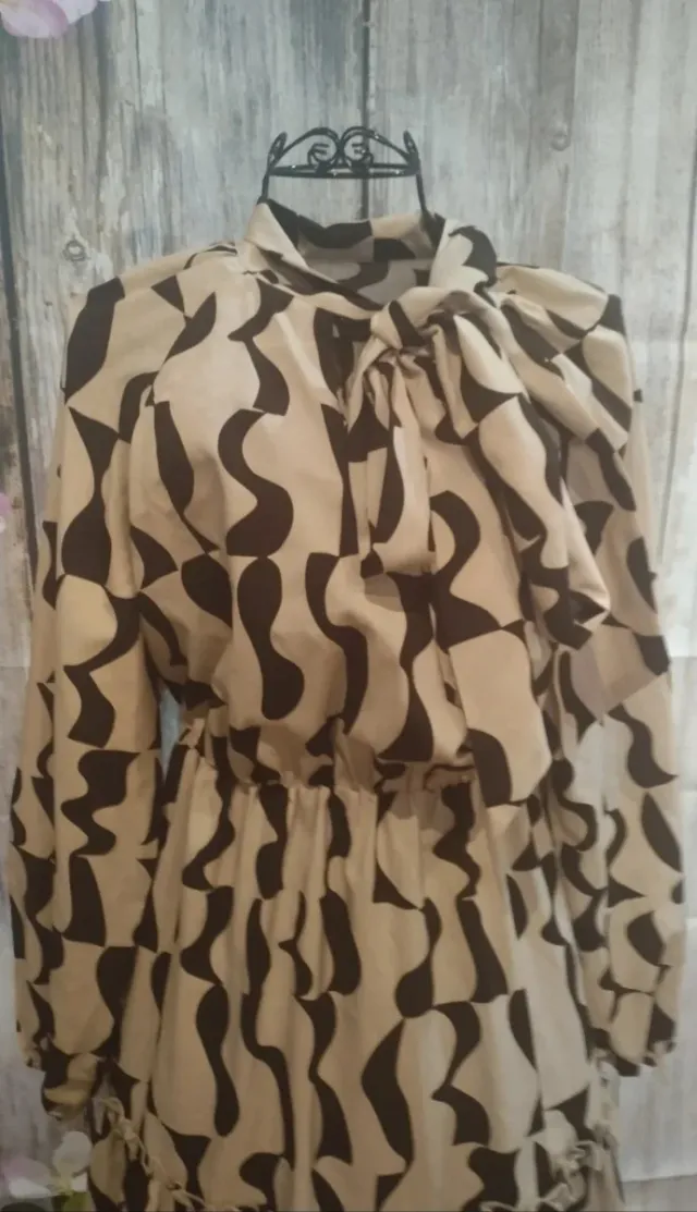 Vestido beige y marrón con estampado