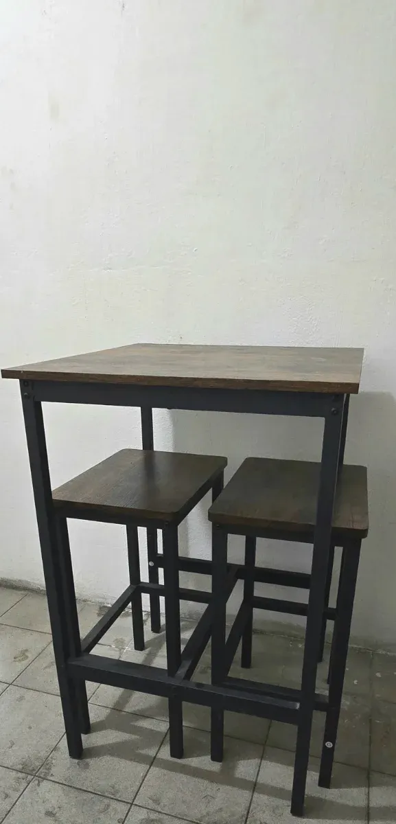 Mesa bar con 2 taburetes