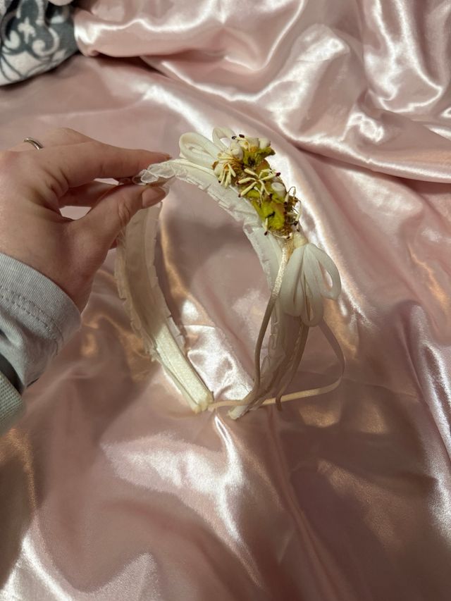 Diadema comunión flores blancas y verdes