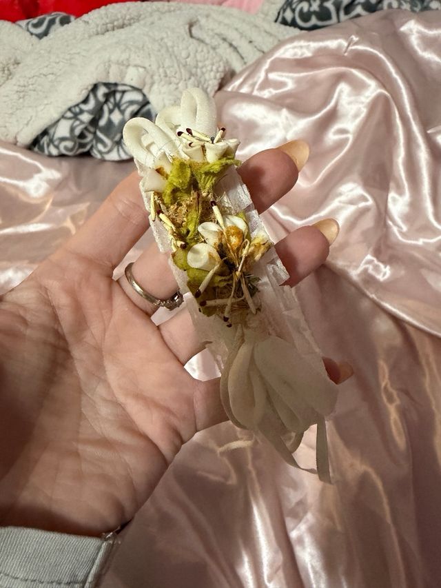 Diadema comunión flores blancas y verdes