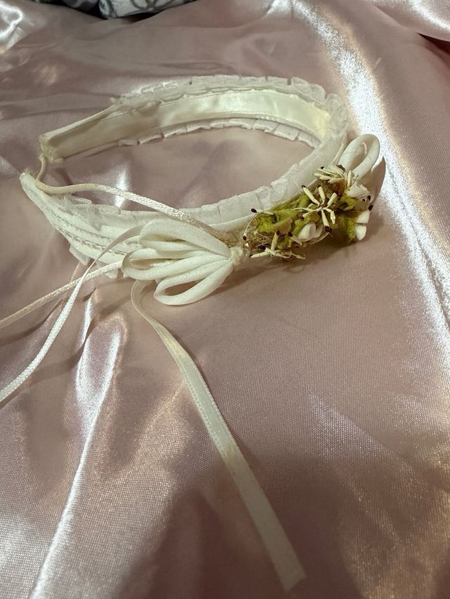 Diadema comunión flores blancas y verdes