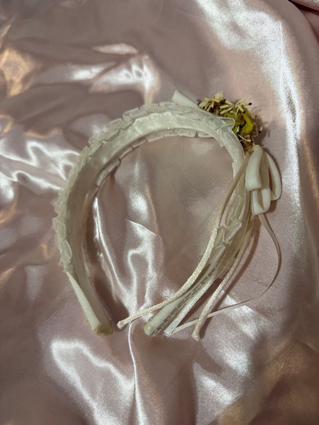 Diadema comunión flores blancas y verdes