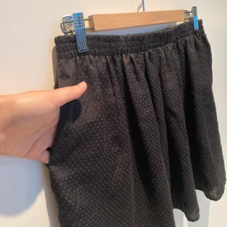 Falda negra ligera con estampado en topos.