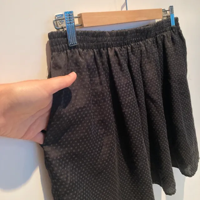 Falda negra ligera con estampado en topos.