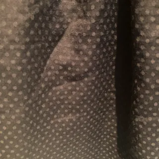 Falda negra ligera con estampado en topos.