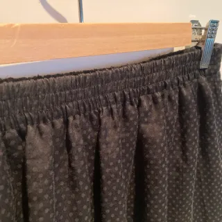 Falda negra ligera con estampado en topos.