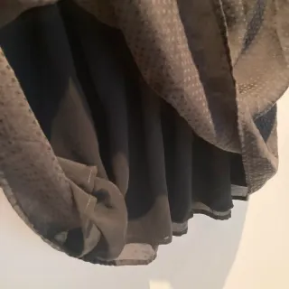 Falda negra ligera con estampado en topos.