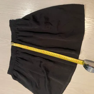 Falda negra ligera con estampado en topos.