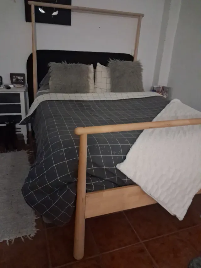 Cama de madera,incluye el colchon,casi nuevo.