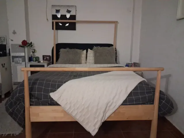 Cama de madera,incluye el colchon,casi nuevo.