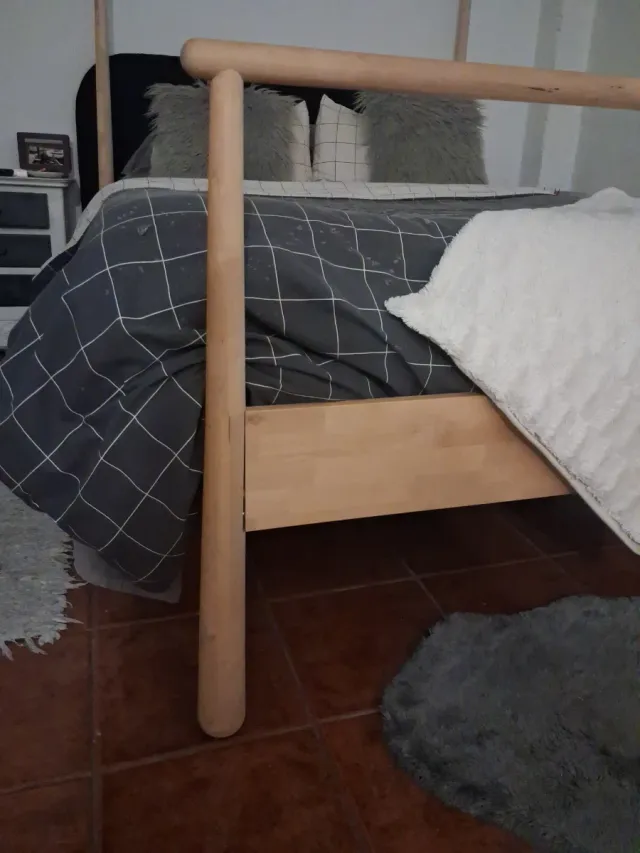Cama de madera,incluye el colchon,casi nuevo.