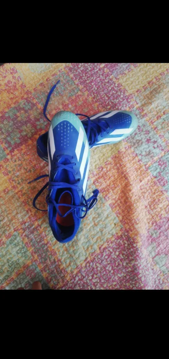 Botas de fútbol Adidas azules y blancas