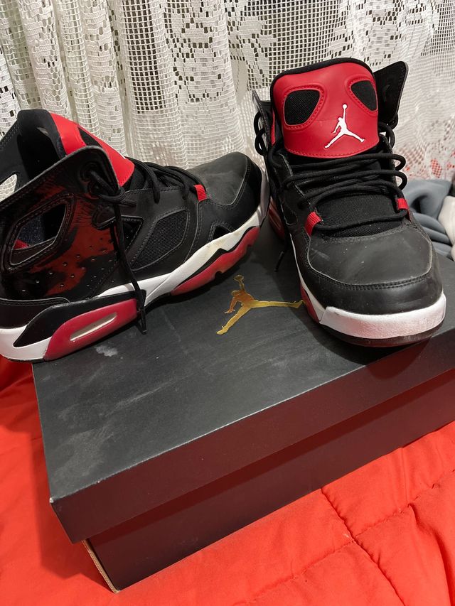 Zapatillas Jordan Negras y Rojas