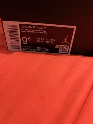 Zapatillas Jordan Negras y Rojas