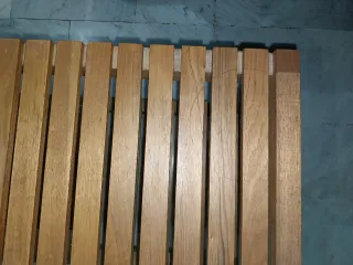 Banco de madera con dos estantes