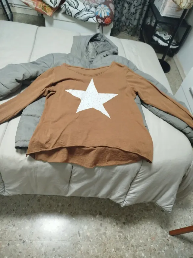 Camiseta manga larga con estrella blanca