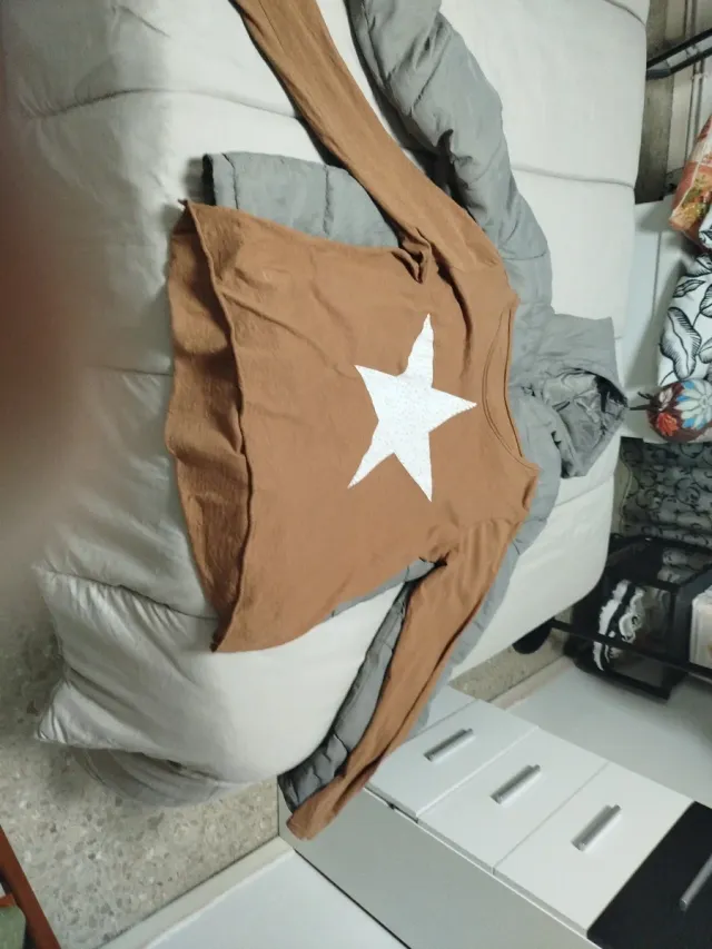 Camiseta manga larga con estrella blanca