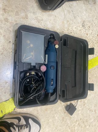 Herramienta rotativa Dremel con accesorios