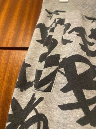 Pantalón chándal Reebok Graffiti Gris