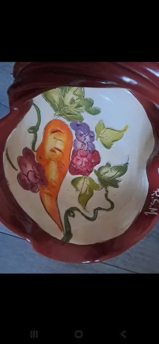 Cesto portafrutta decorato con carote e uva