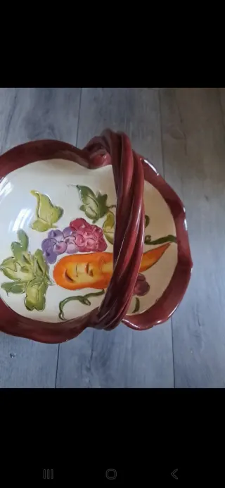 Cesto portafrutta decorato con carote e uva