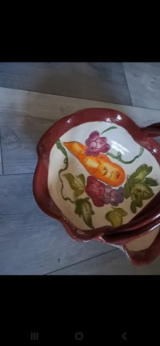 Cesto portafrutta decorato con carote e uva