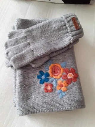 Guantes y bufanda de niña bordados.