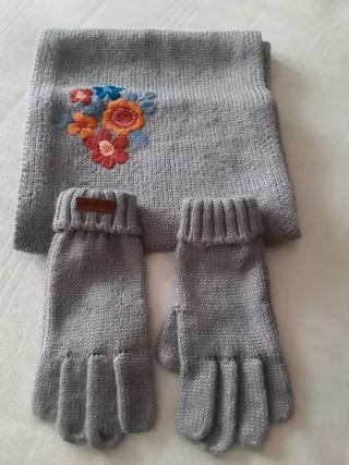 Guantes y bufanda de niña bordados.