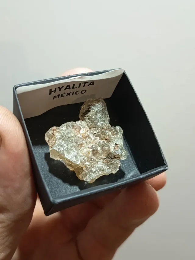 Opala Hyalite em caixa