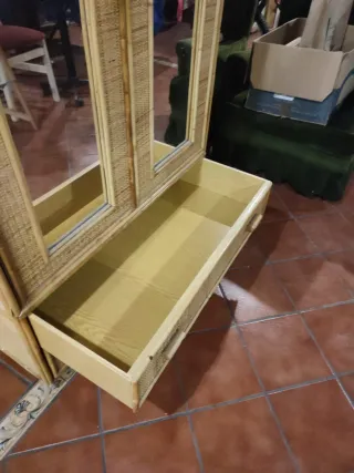 Armario de mimbre con espejos