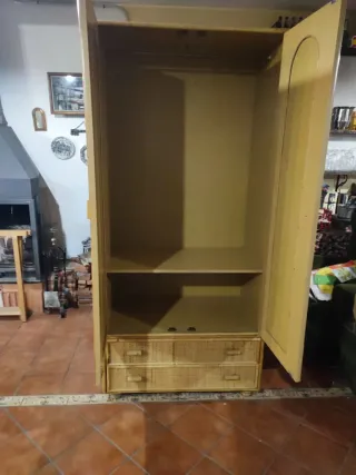 Armario de mimbre con espejos