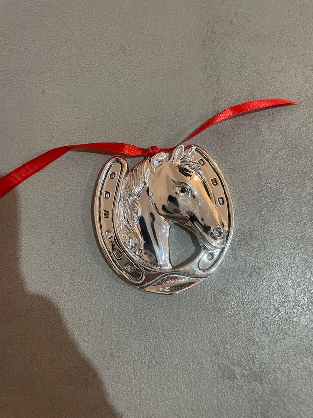 Herradura de plata con caballo