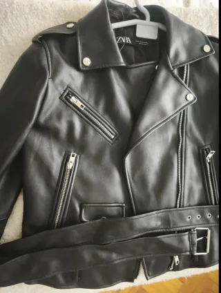 Cazadora Biker Zara Efecto Piel Negra