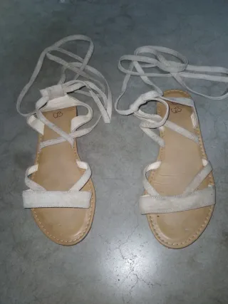 Sandali donna beige con lacci.