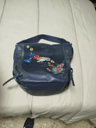 Bolso Desigual bordado flores. En perfecto estado