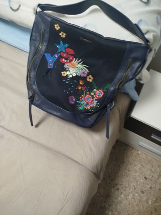 Bolso Desigual bordado flores. En perfecto estado