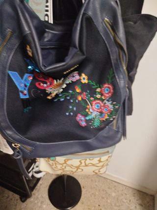 Bolso Desigual bordado flores. En perfecto estado