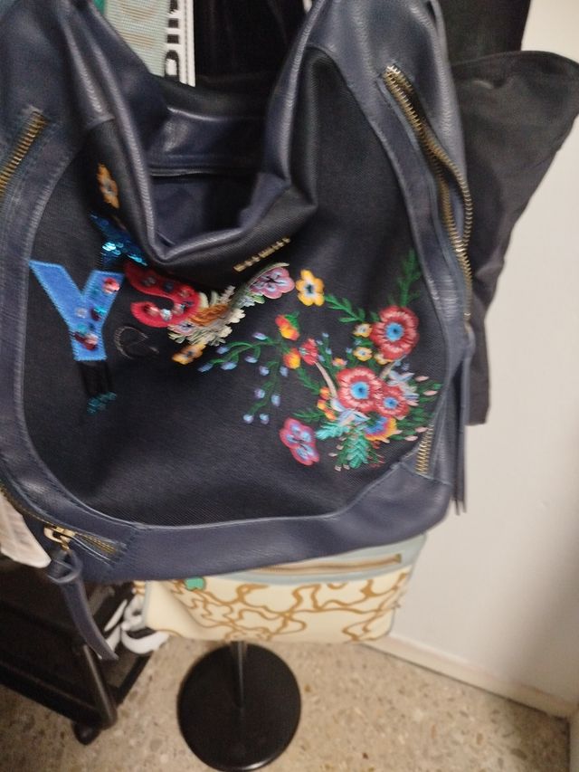 Bolso Desigual bordado flores. En perfecto estado