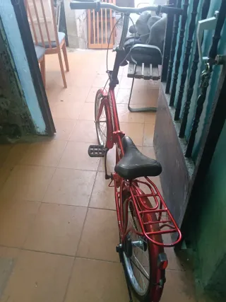 Bicicleta roja plegable