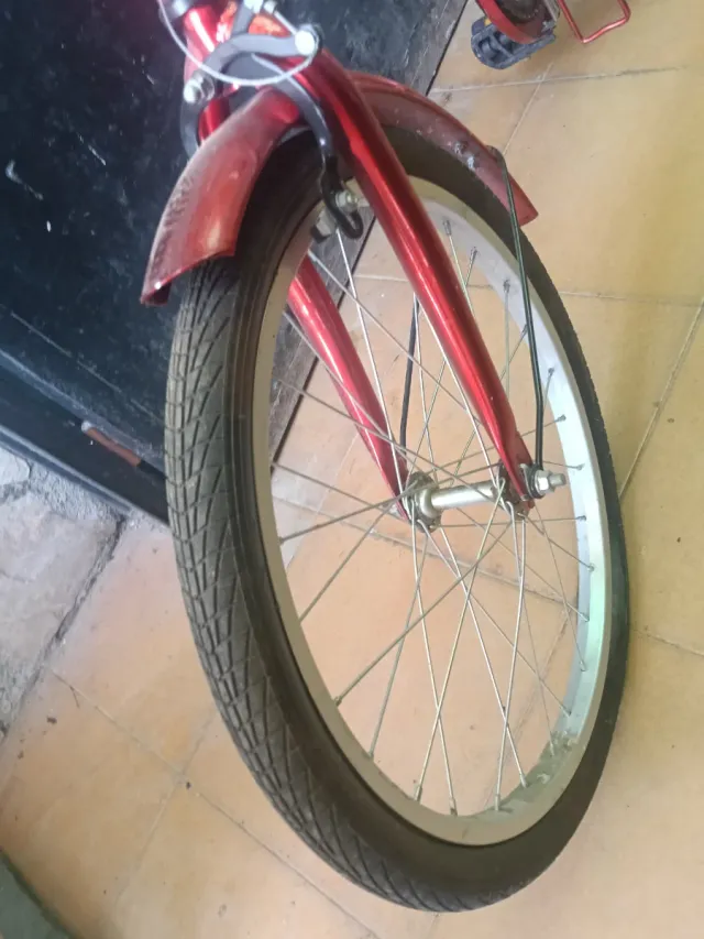 Bicicleta roja plegable