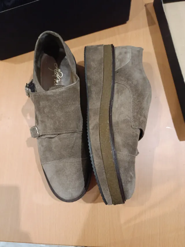 Zapatos de ante con doble hebilla talla 40